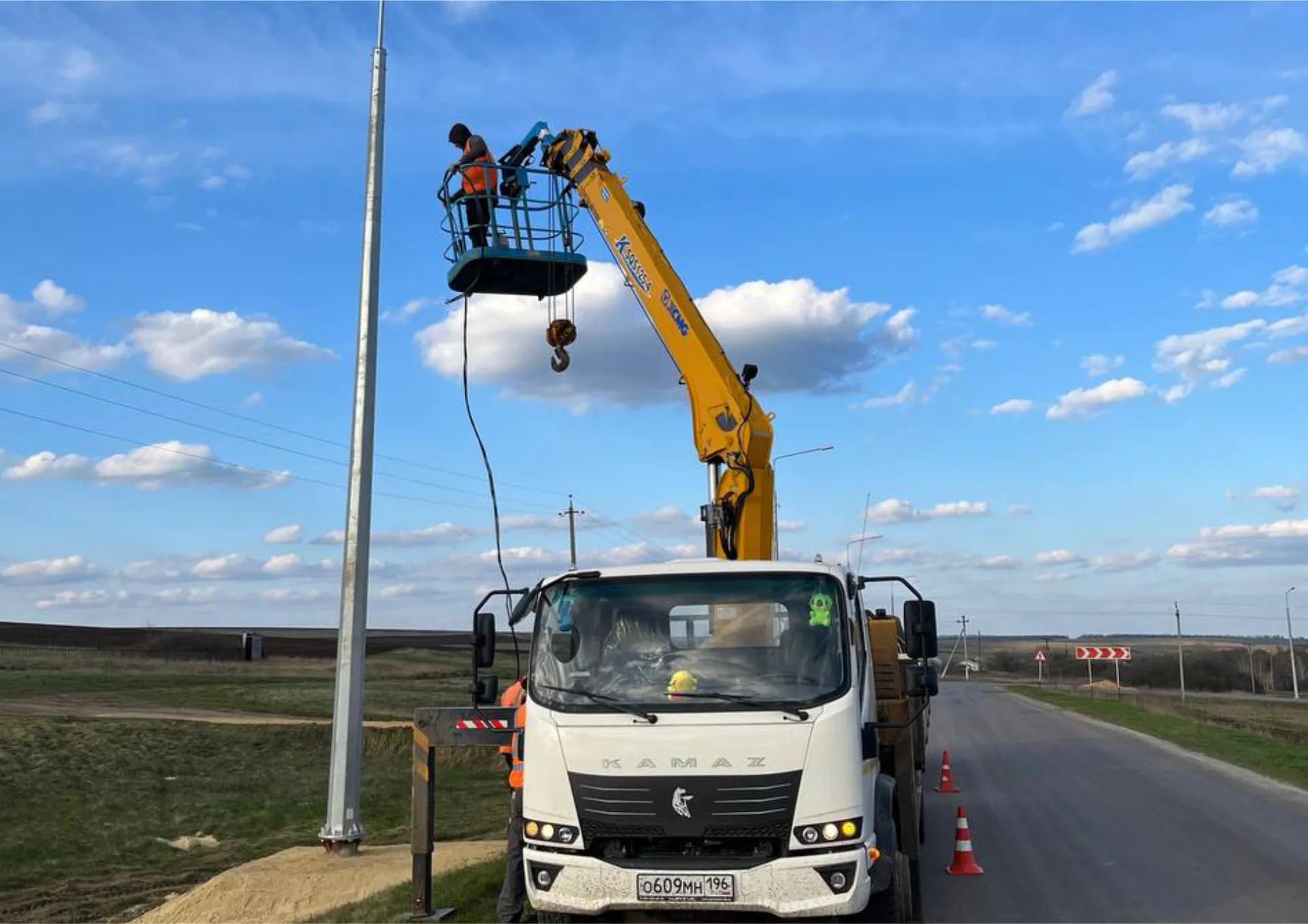 Разметка территории под установку опор освещения и прокладку кабеля Разметка территории под установку опор освещения и прокладку кабеля
